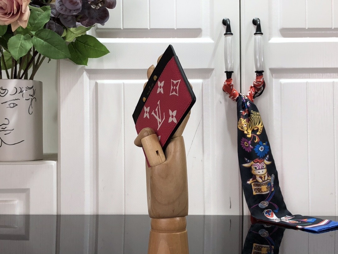 LV CARD HOLDER M81282