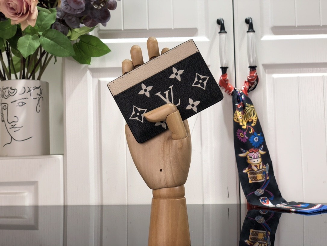 LV CARD HOLDER M81282