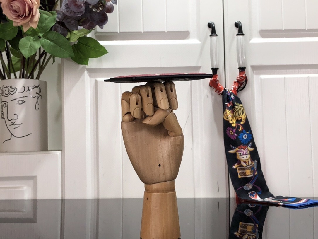 LV CARD HOLDER M81282