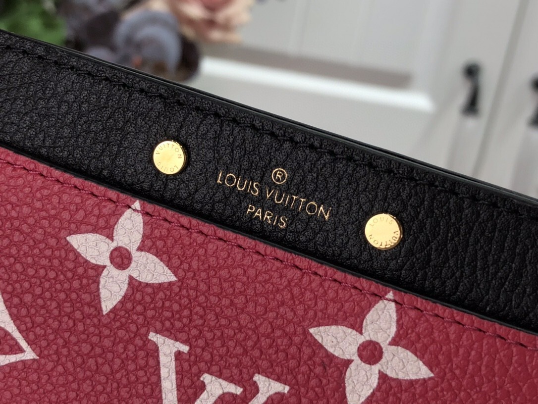 LV CARD HOLDER M81282