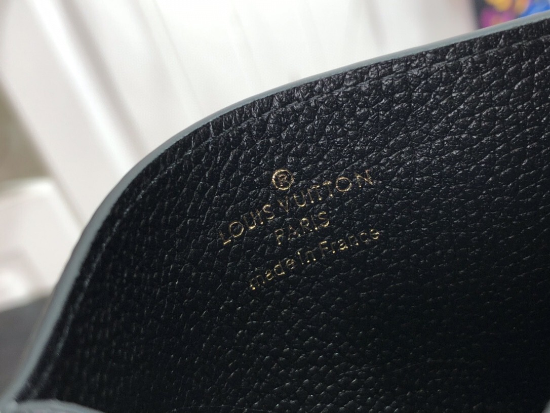 LV CARD HOLDER M81282