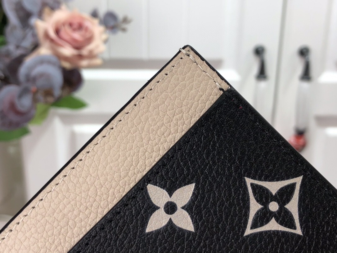 LV CARD HOLDER M81282