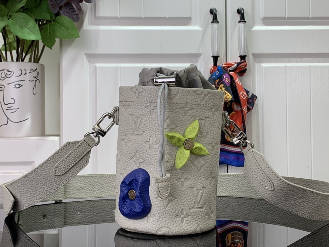 LV CHALK POUCH M81572 