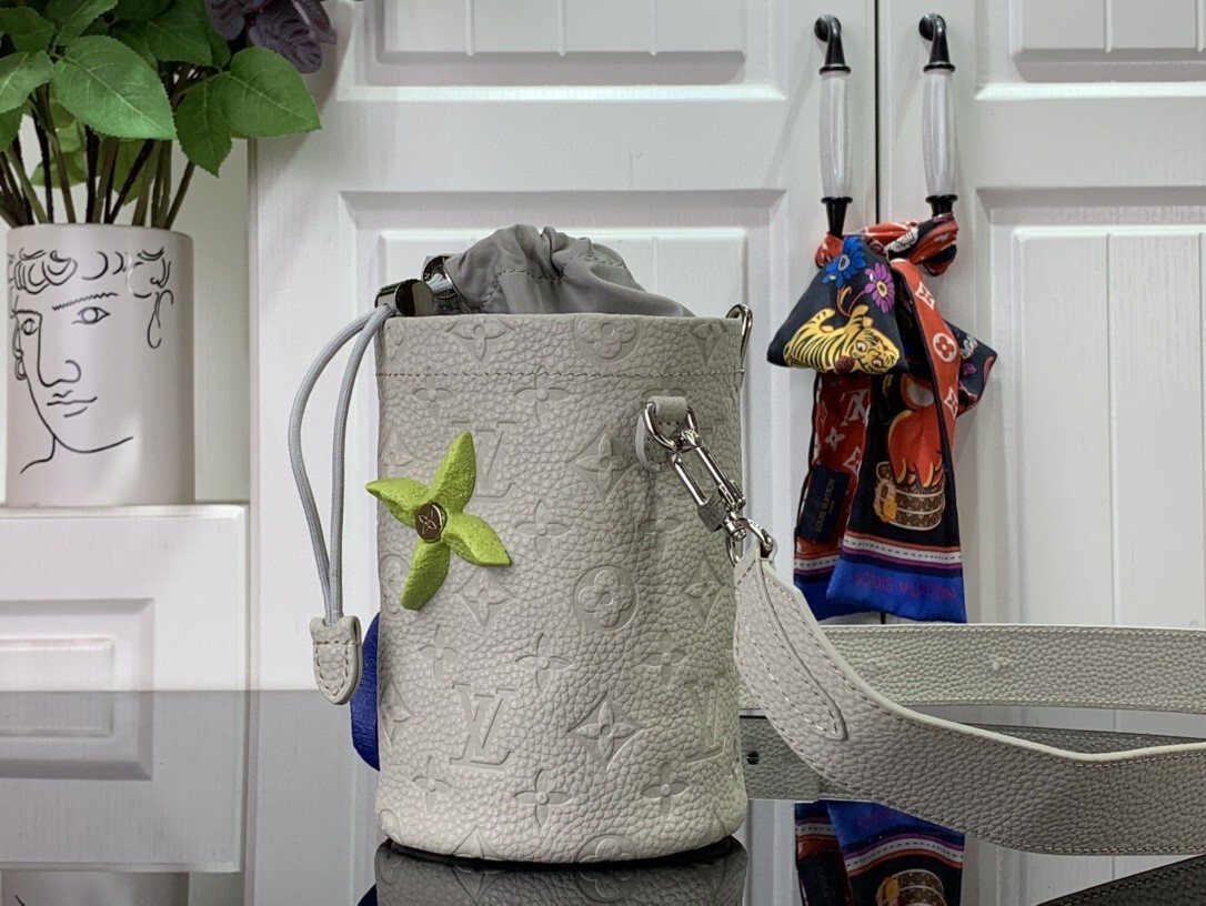 LV CHALK POUCH M81572 