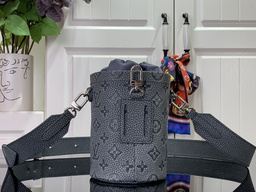 LV CHALK POUCH M81572 