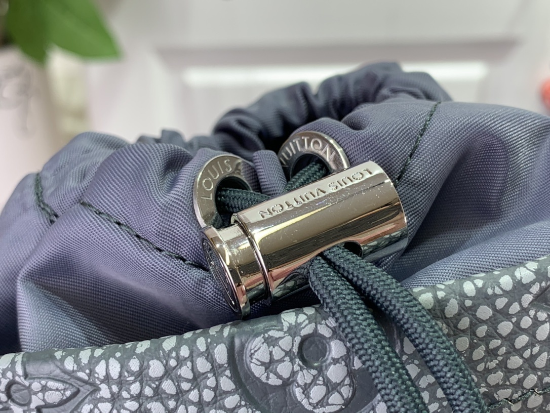 LV CHALK POUCH M81572 