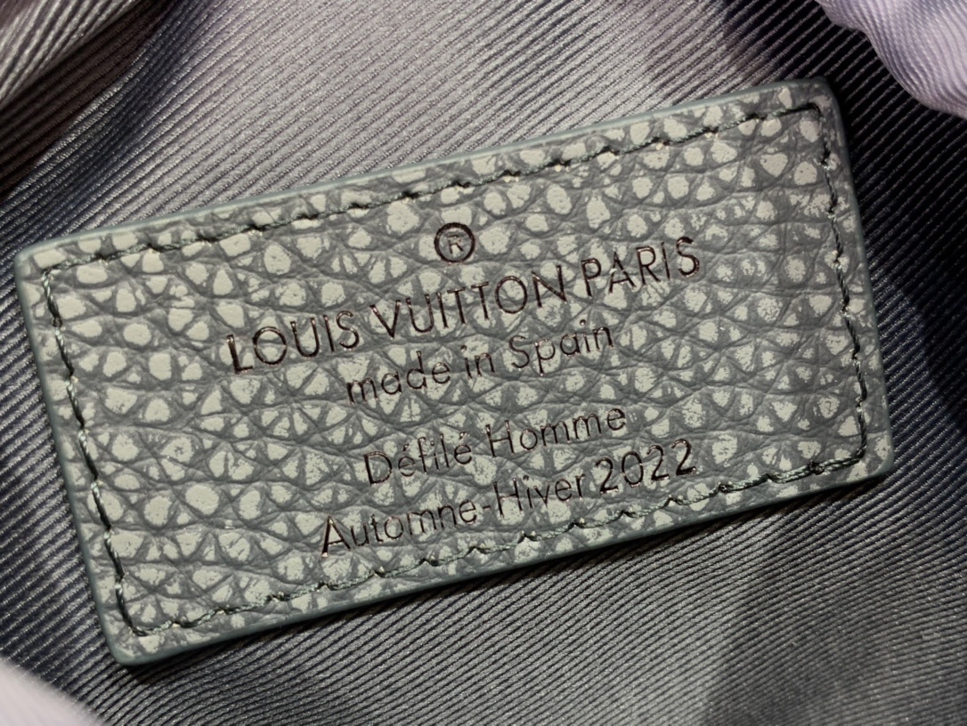 LV CHALK POUCH M81572 