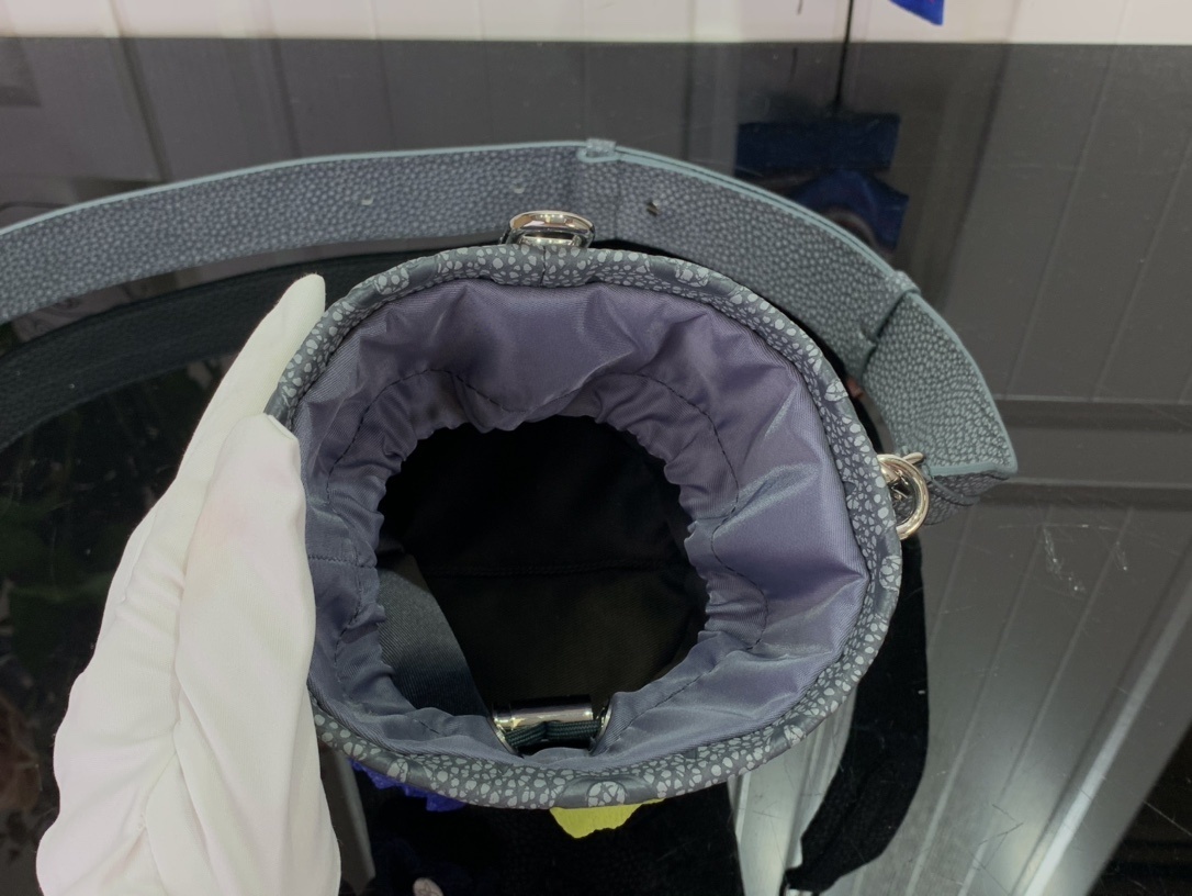 LV CHALK POUCH M81572 