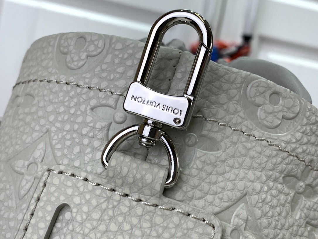 LV CHALK POUCH M81572 