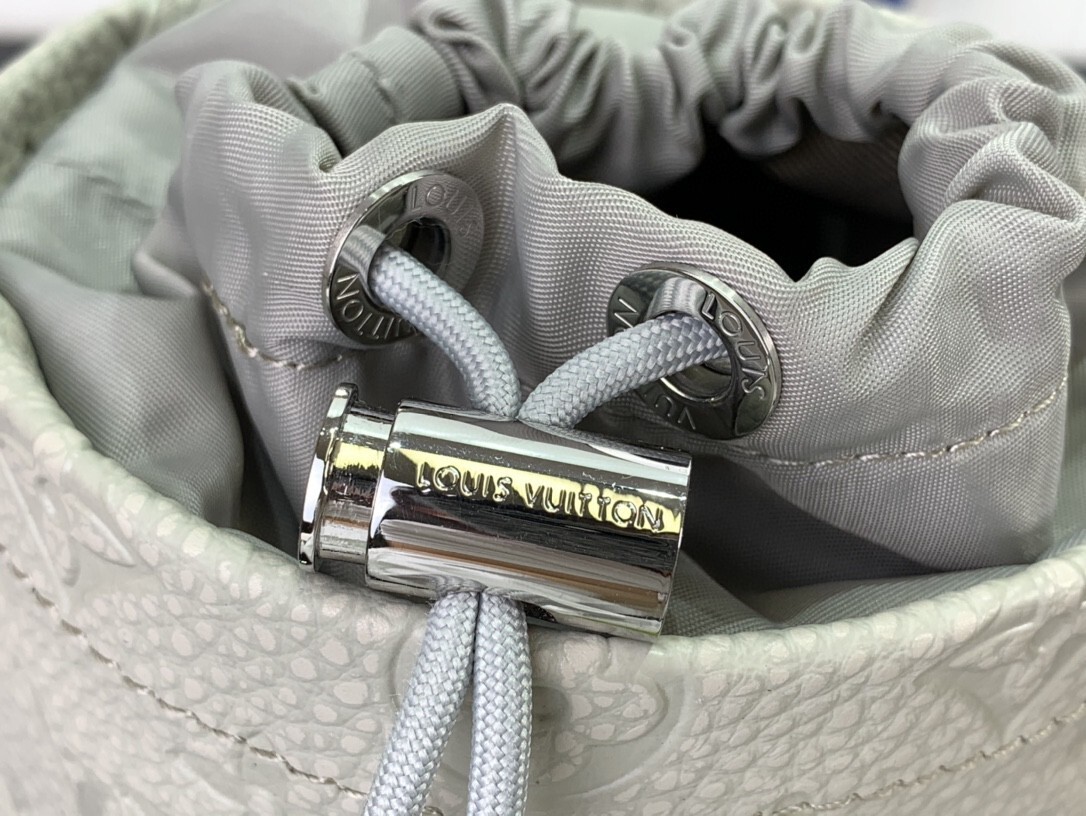 LV CHALK POUCH M81572 