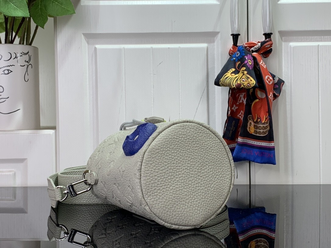 LV CHALK POUCH M81572 