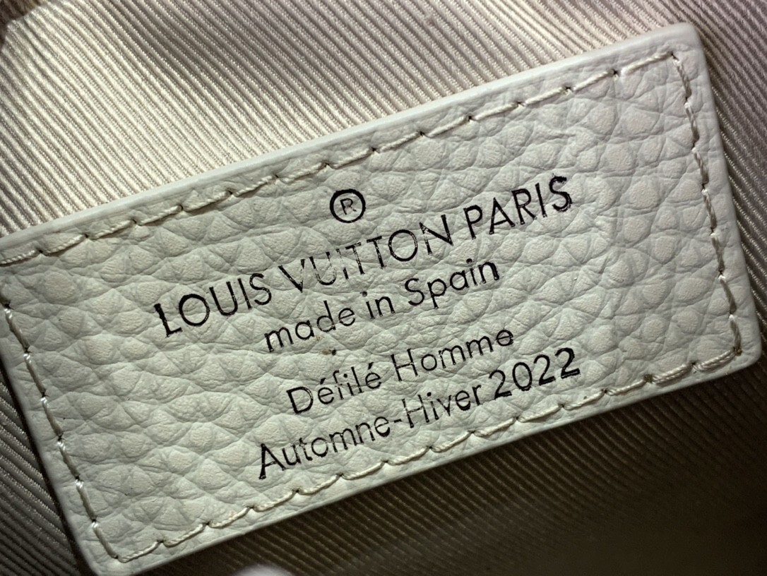LV CHALK POUCH M81572 