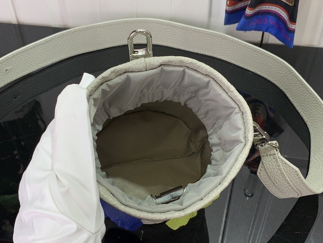 LV CHALK POUCH M81572 