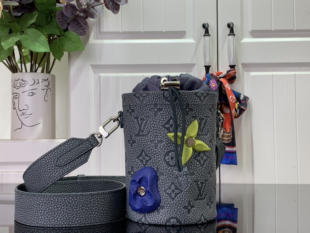 LV CHALK POUCH M81572 