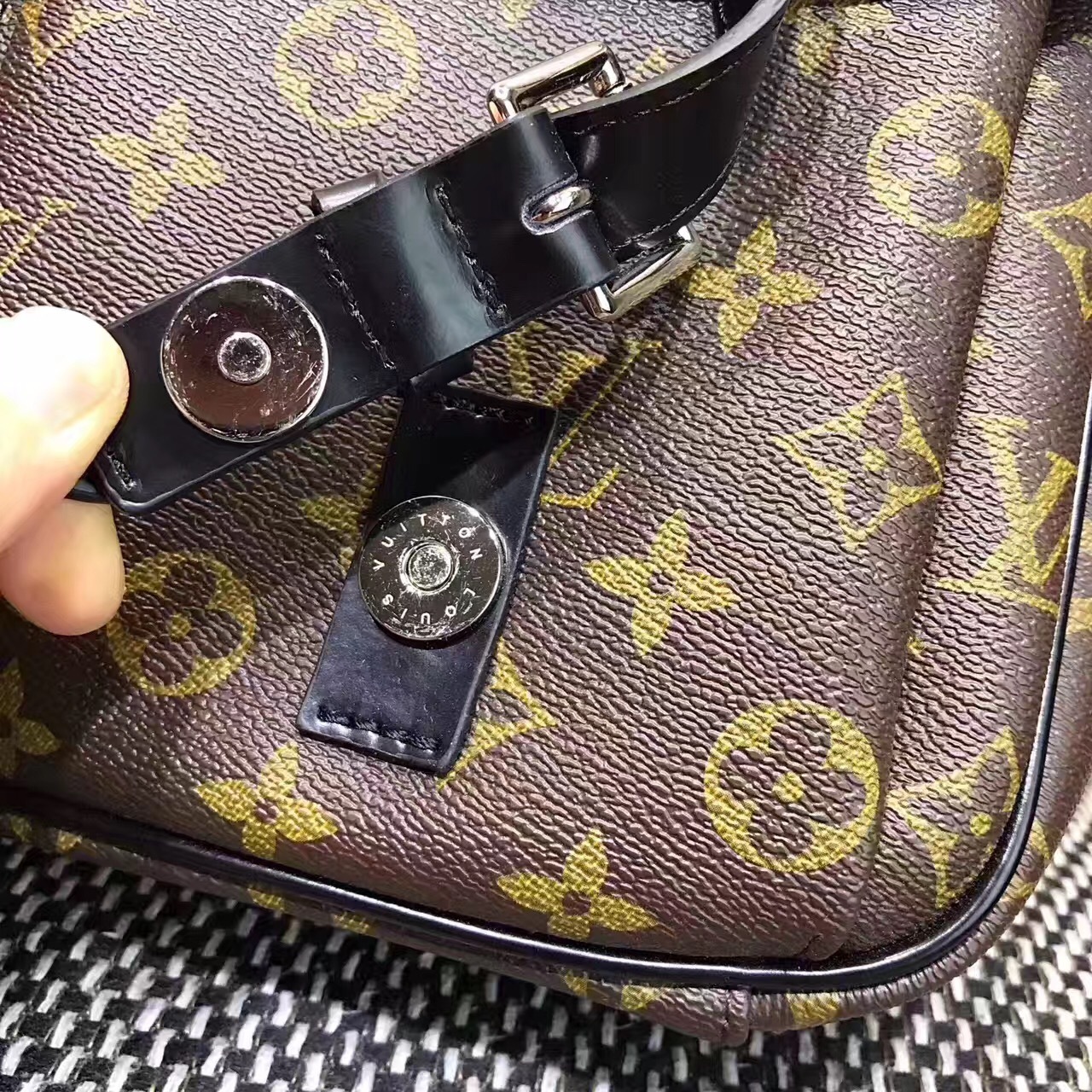 LV CHRISTOPHER bag M41643