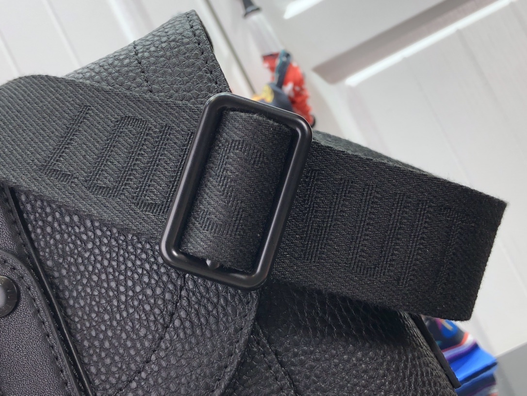 LV CHRISTOPHER MESSENGER M58476