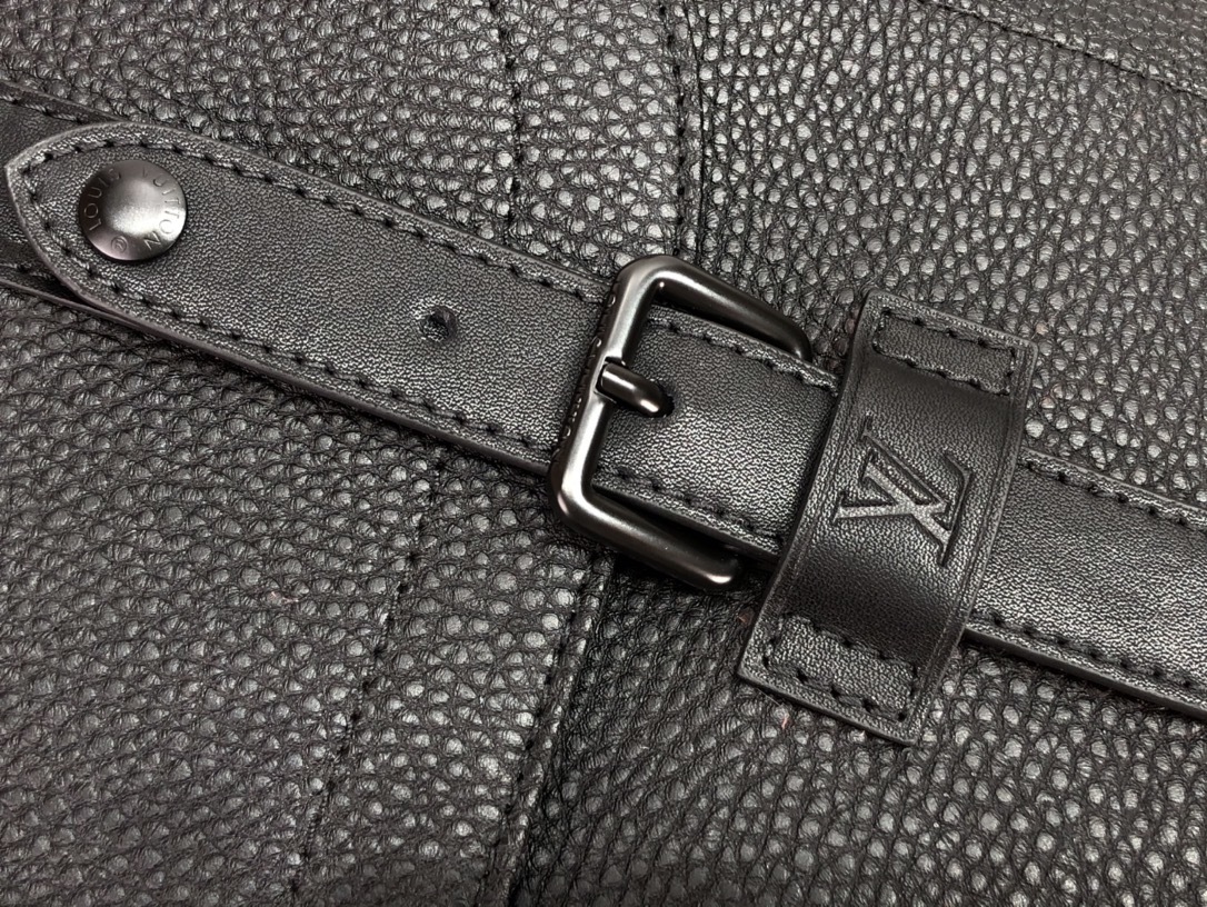 LV CHRISTOPHER MESSENGER M58476