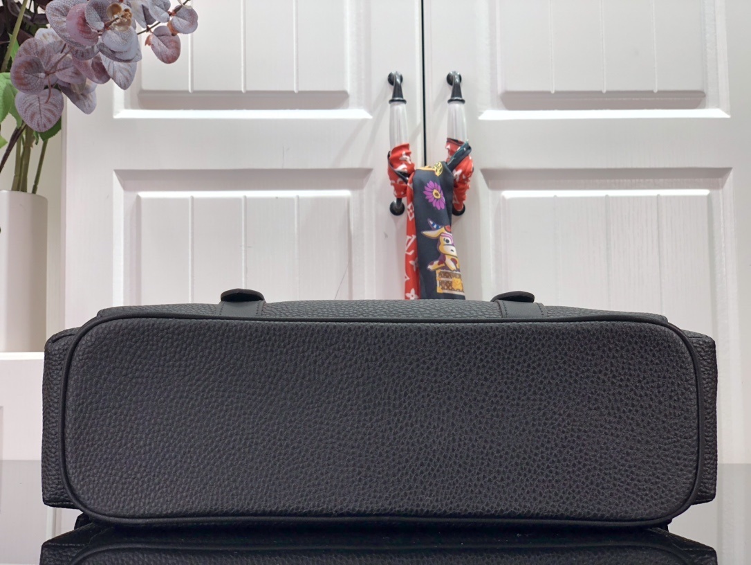 LV CHRISTOPHER MESSENGER M58476