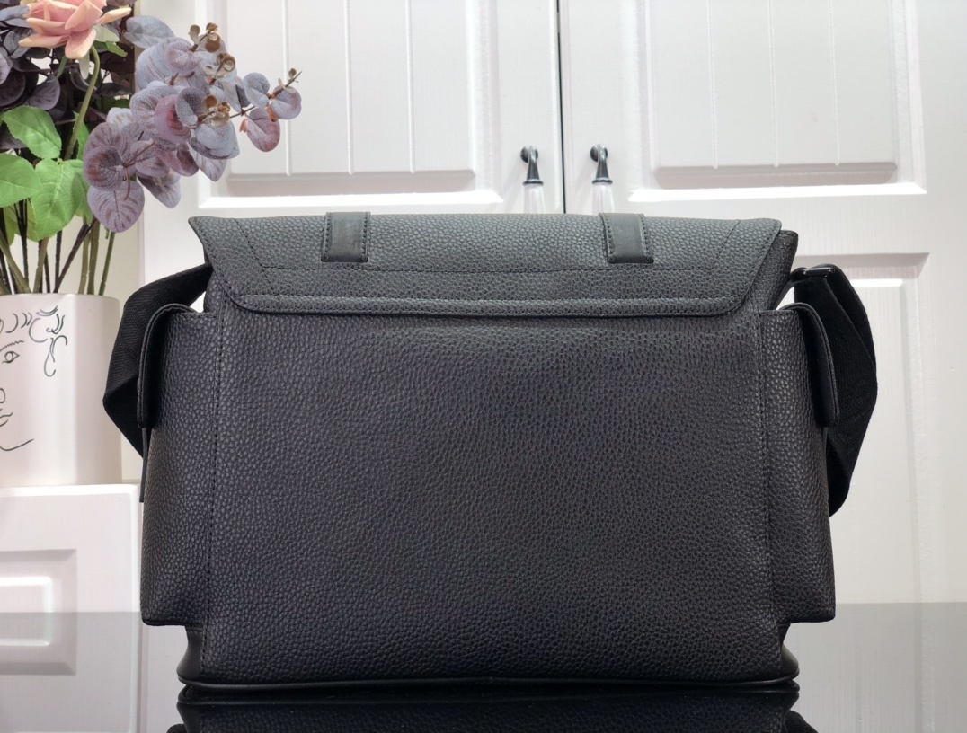 LV CHRISTOPHER MESSENGER M58476