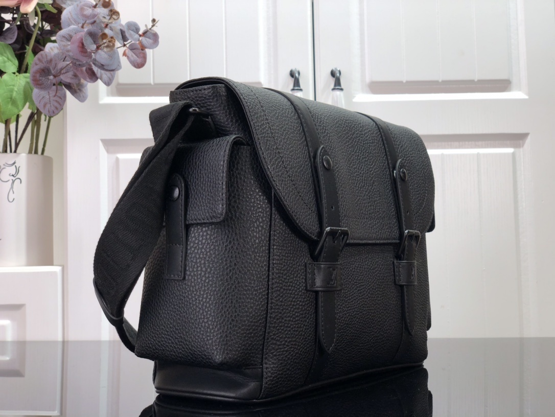 LV CHRISTOPHER MESSENGER M58476