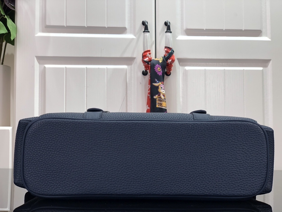 LV CHRISTOPHER MESSENGER M58476