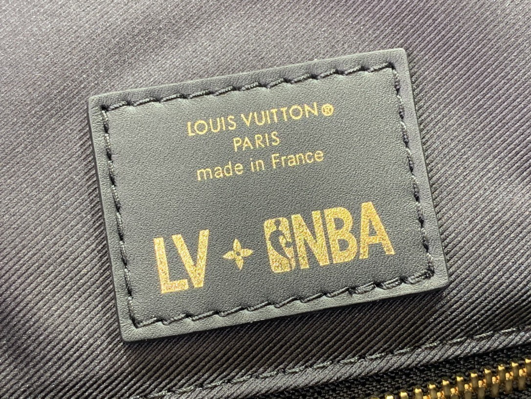 LV CHRISTOPHER MM M21104