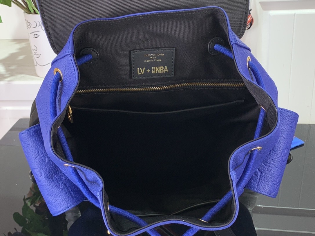 LV CHRISTOPHER MM M21104