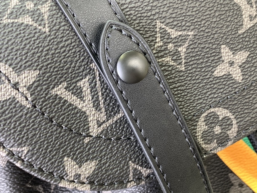 LV CHRISTOPHER MON MONOGRAM P01959