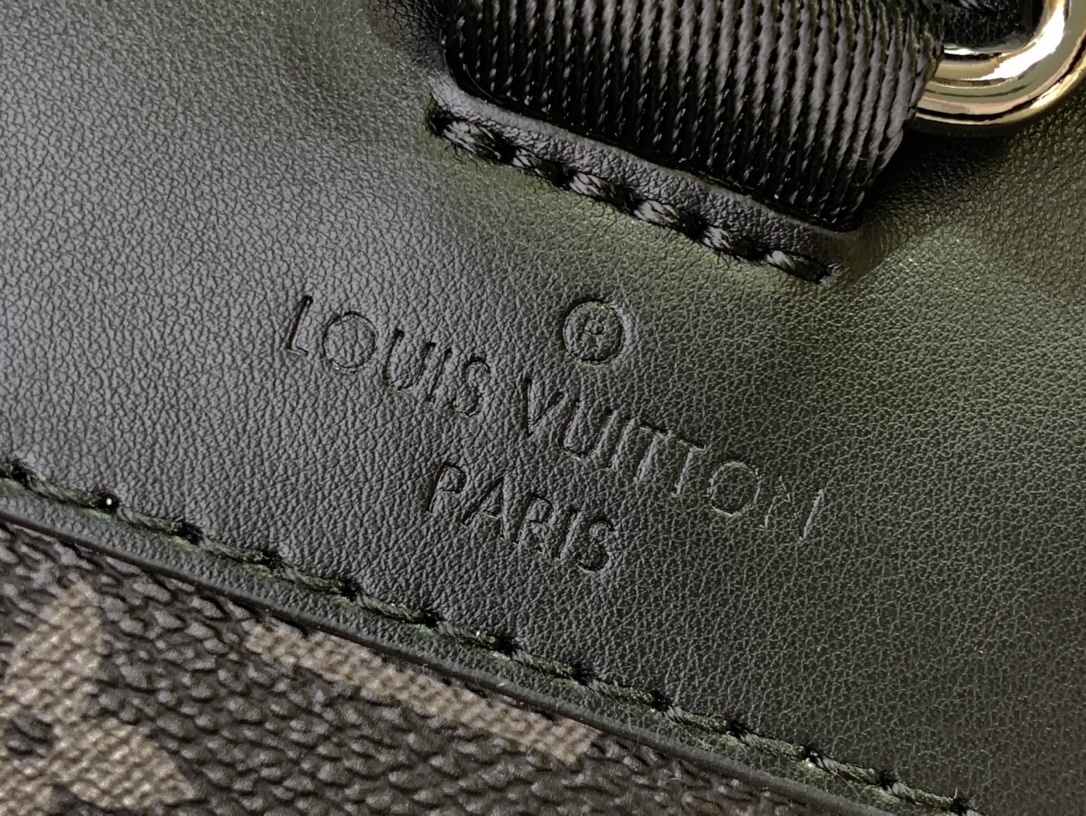 LV CHRISTOPHER MON MONOGRAM P01959