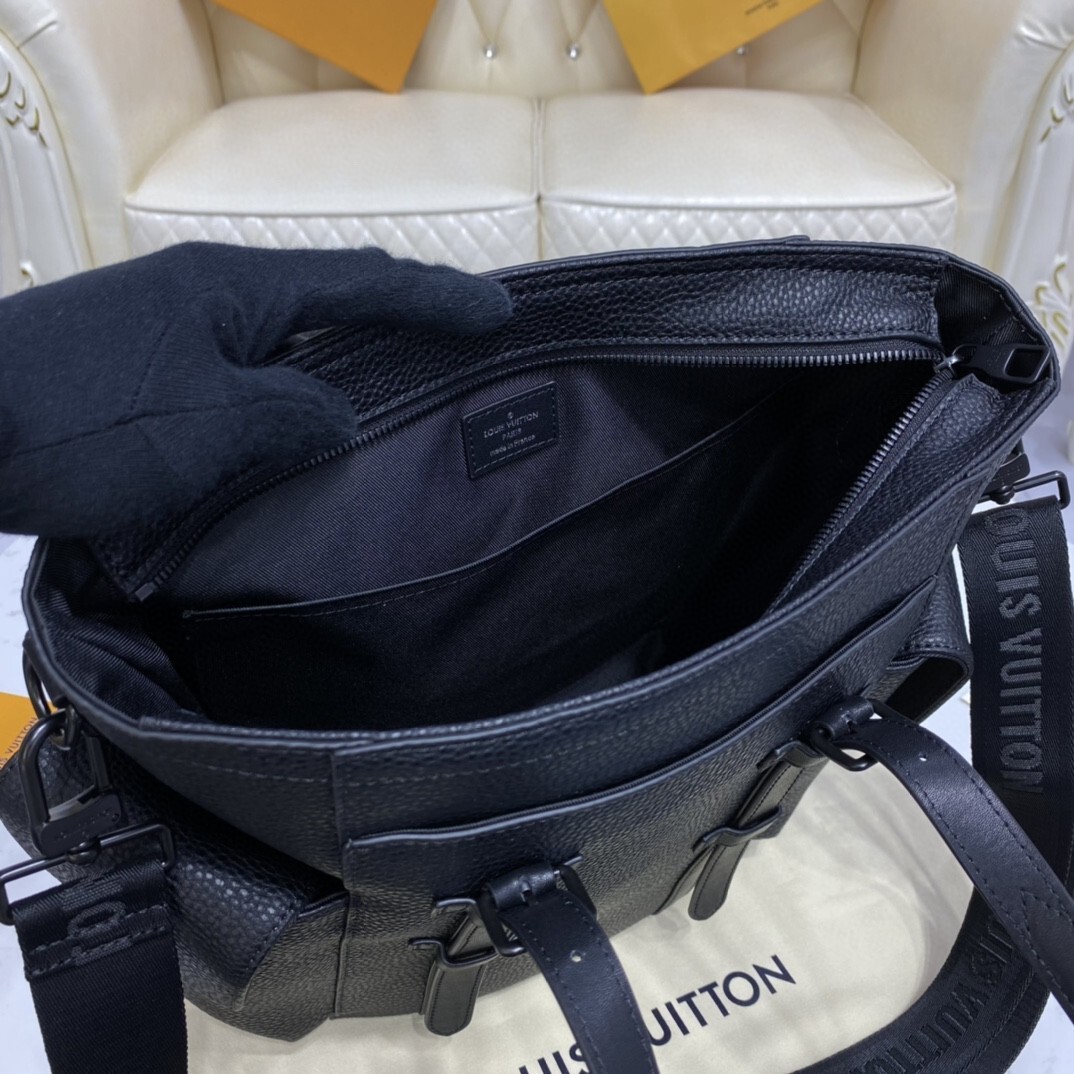 LV CHRISTOPHER TOTE M58479