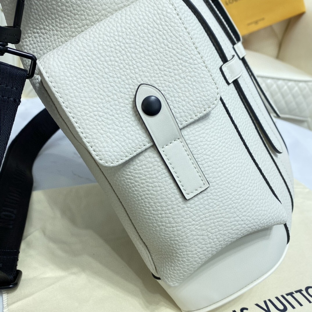 LV CHRISTOPHER TOTE M58479