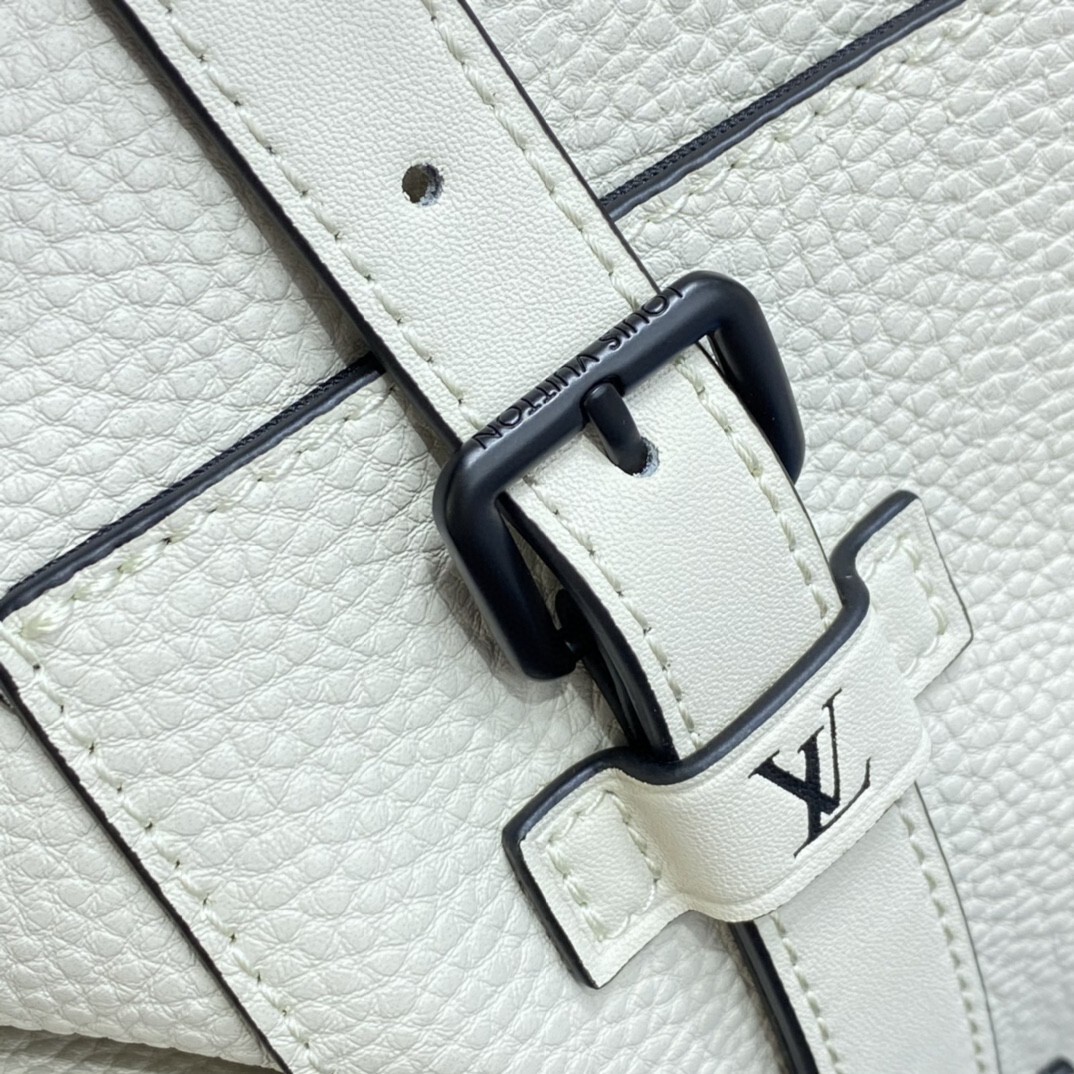LV CHRISTOPHER TOTE M58479