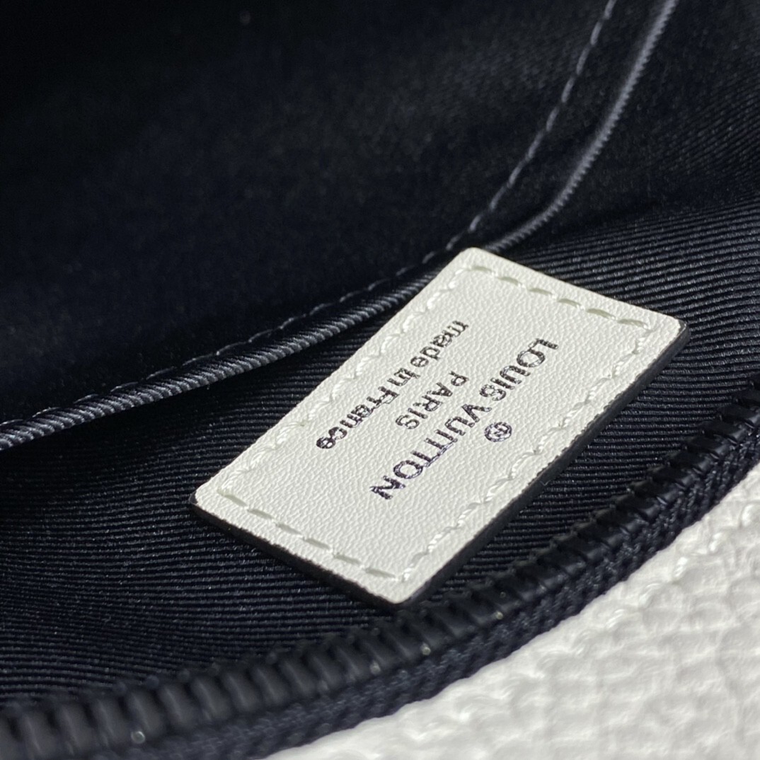 LV CHRISTOPHER TOTE M58479