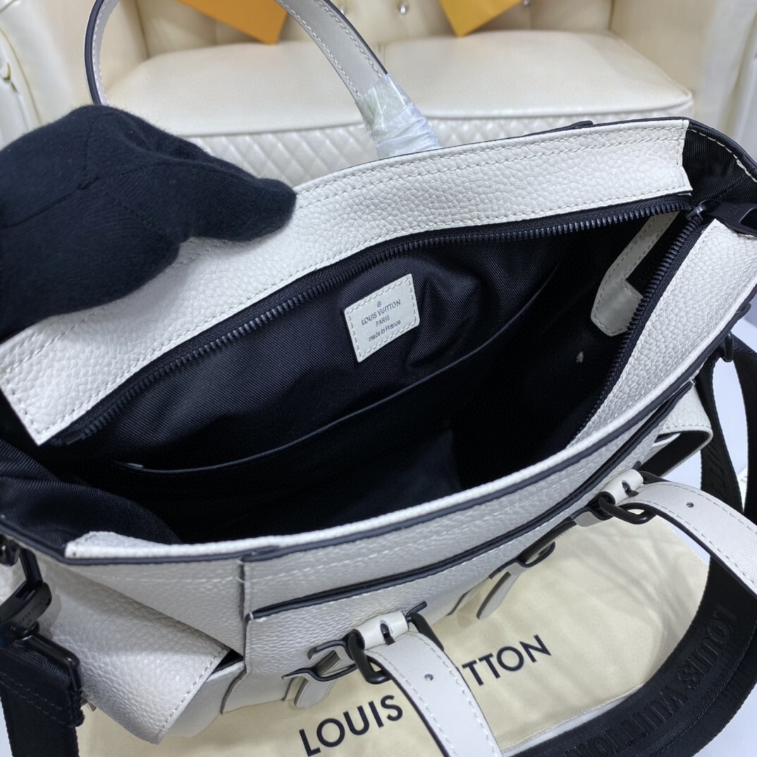 LV CHRISTOPHER TOTE M58479