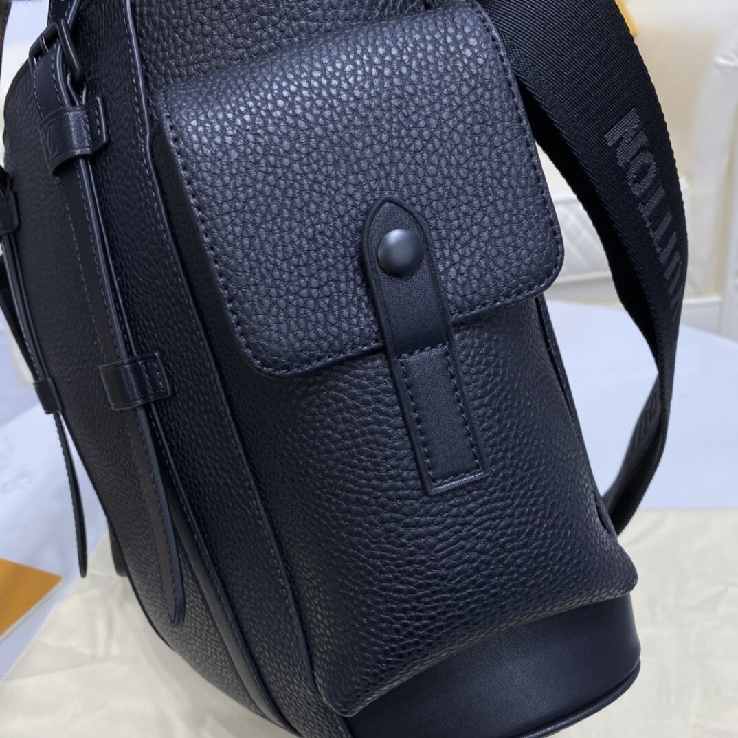 LV CHRISTOPHER TOTE M58479