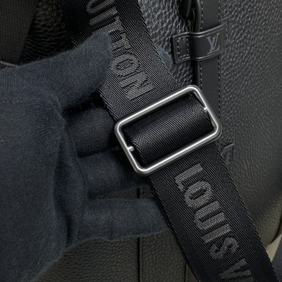 LV CHRISTOPHER TOTE M58479