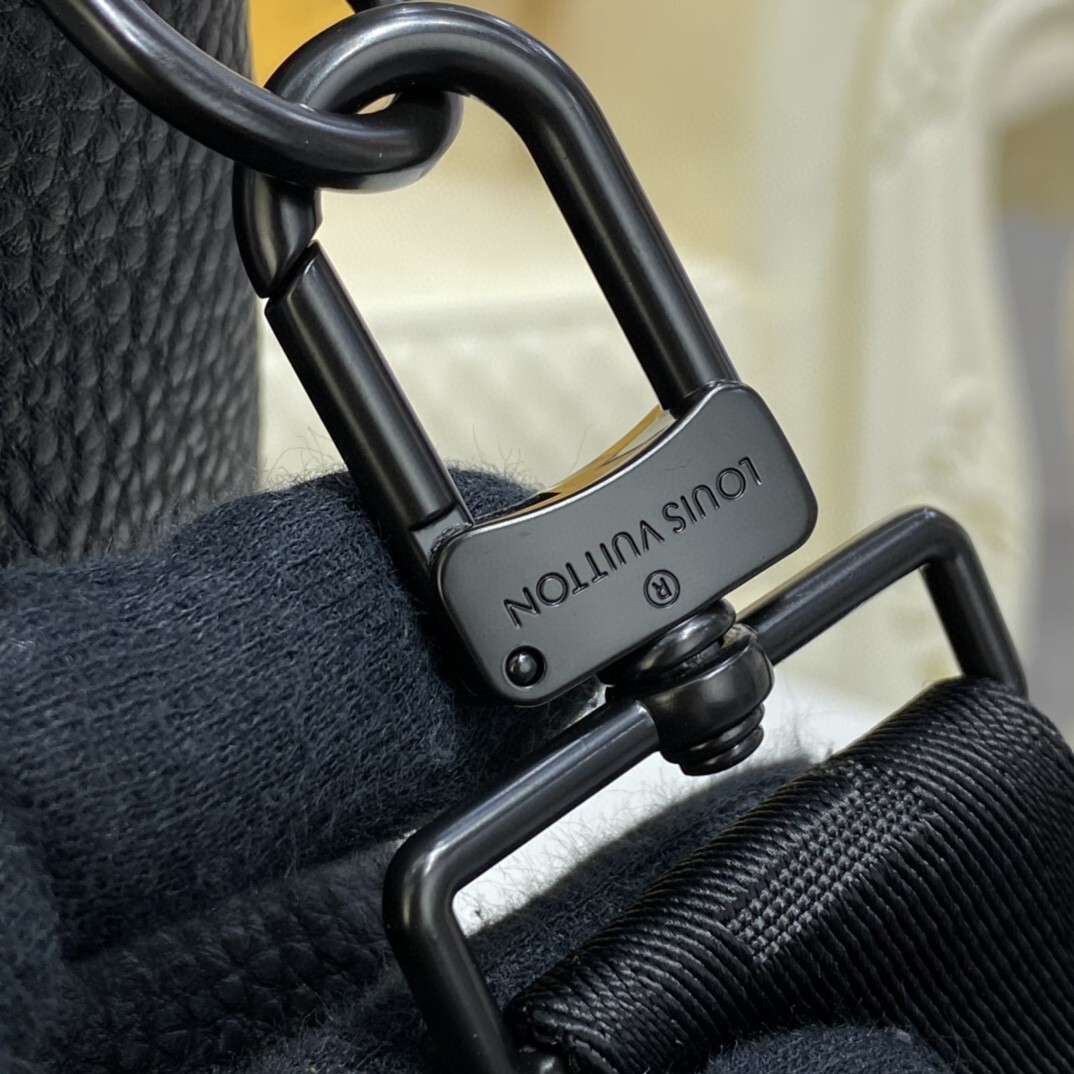 LV CHRISTOPHER TOTE M58479