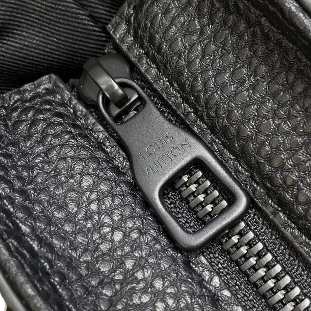 LV CHRISTOPHER TOTE M58479