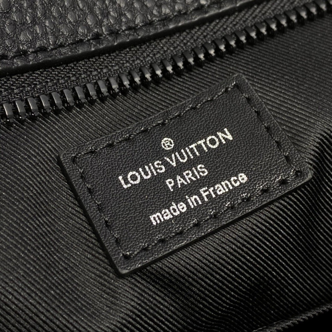 LV CHRISTOPHER TOTE M58479