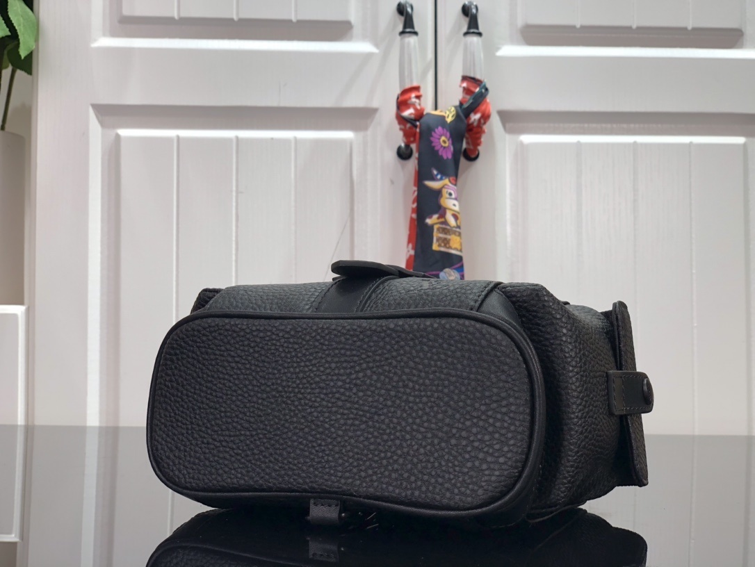 LV CHRISTOPHER XS M58495