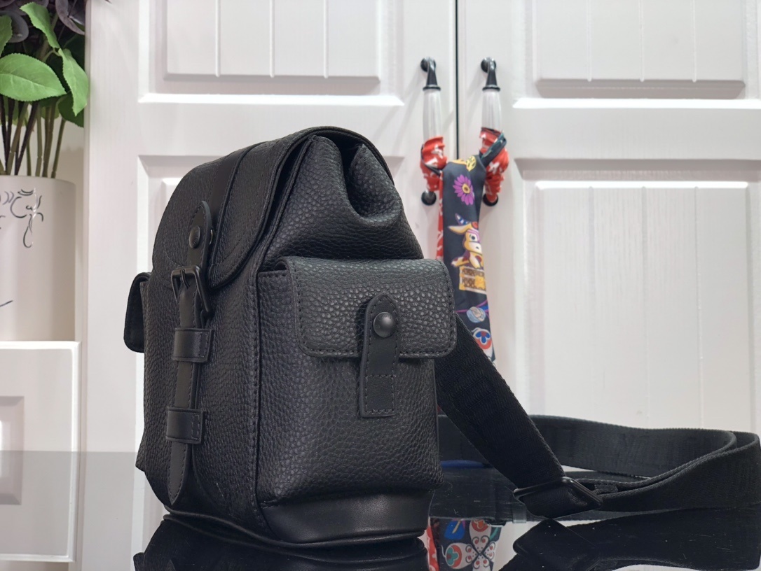 LV CHRISTOPHER XS M58495