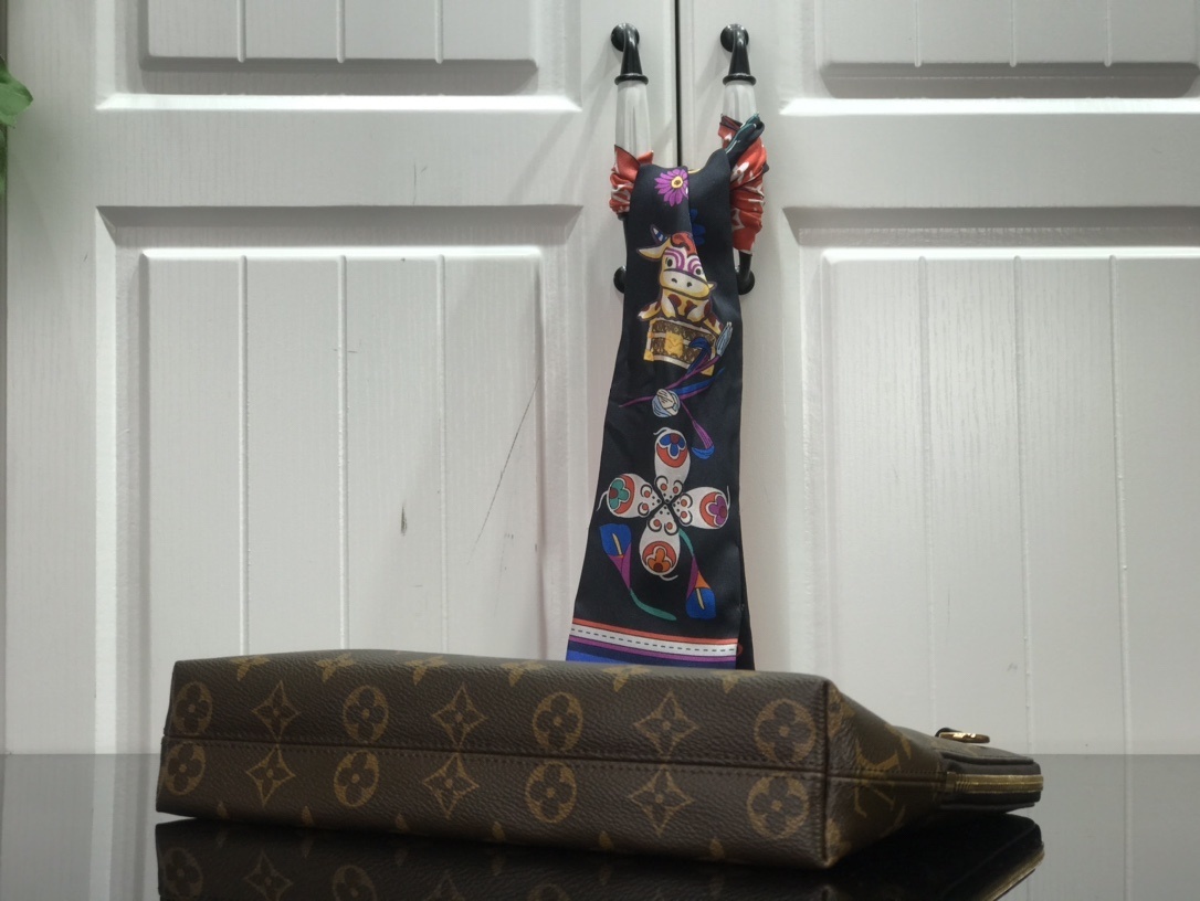 LV Clutch bag M60417