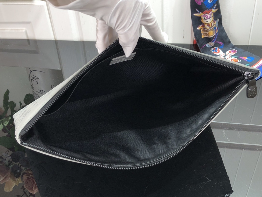 LV Clutch bag M81385