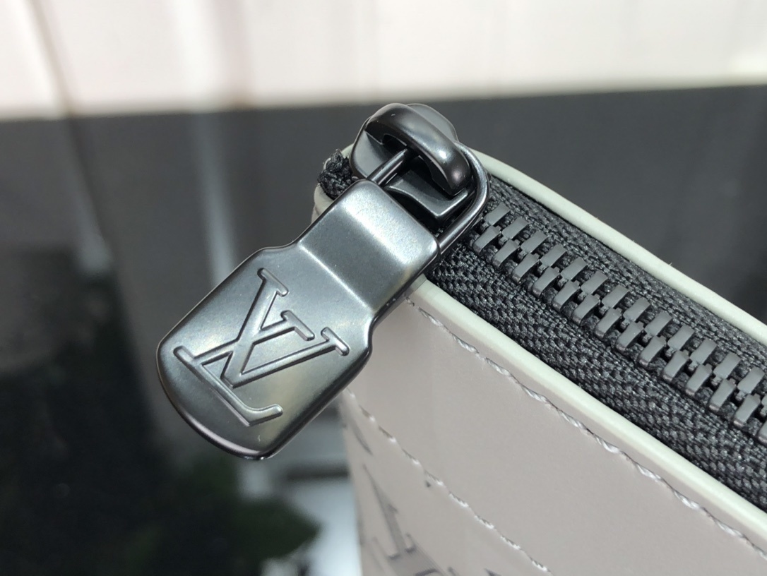 LV Clutch bag M81385