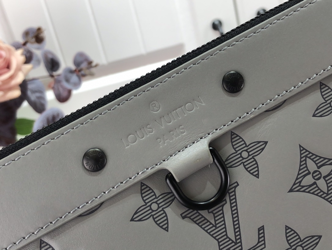 LV Clutch bag M81385