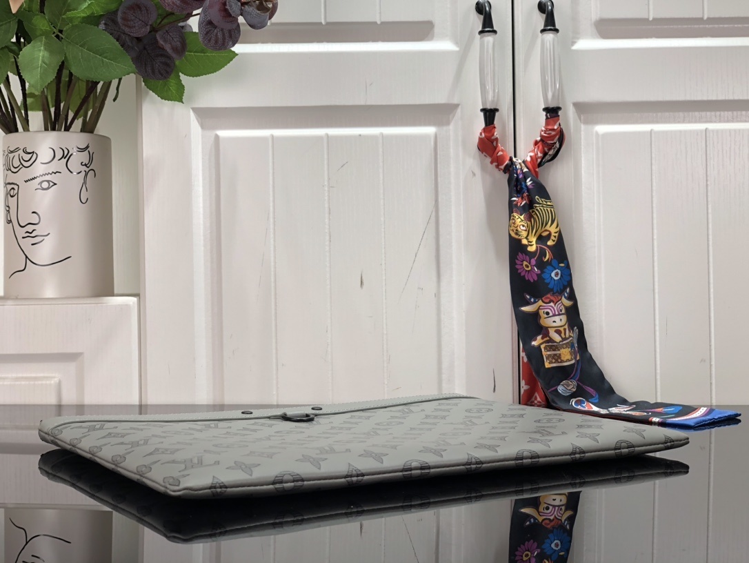 LV Clutch bag M81385