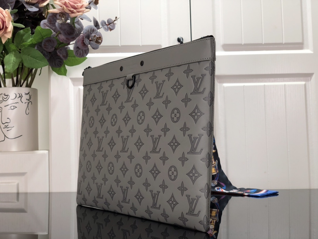 LV Clutch bag M81385