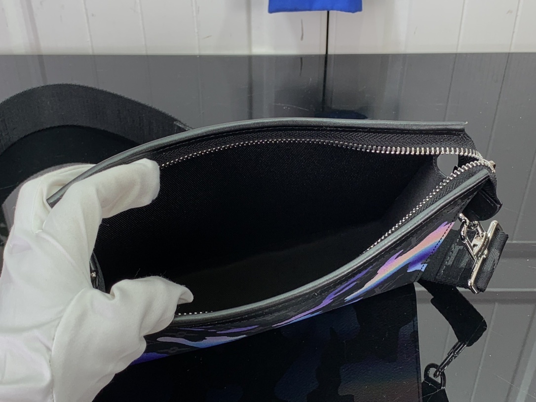 LV Clutch bag M81753