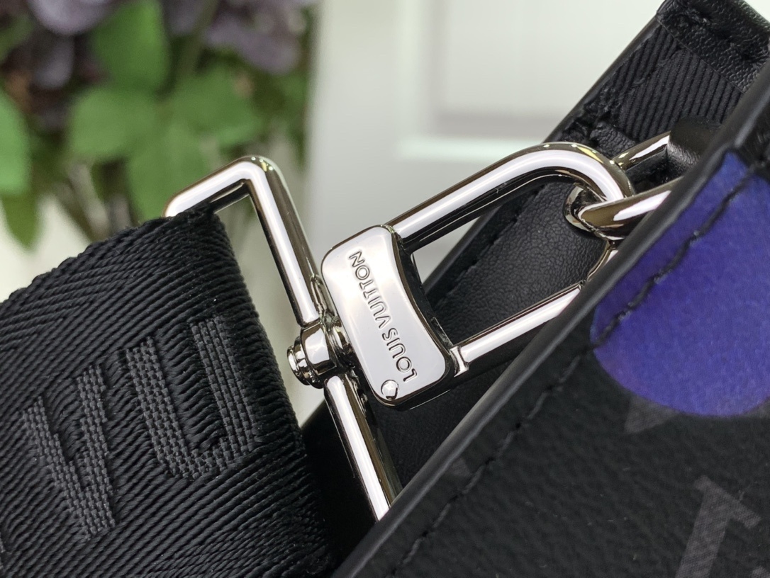 LV Clutch bag M81753