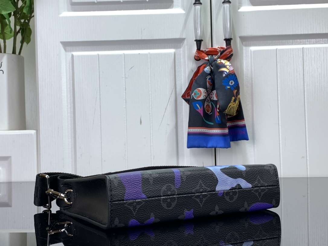 LV Clutch bag M81753